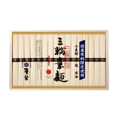 21-nara 古歌に詠まれた山 の辺の道がはじまる三輪 山の麓。新緑と清らかな 水に恵まれたこの地に、 今もなお歴史と伝統に育 まれた手延べの味が受け 継がれている。 風味と弾力に優れたそ うめんに定評のある同社が新発売した「麦坐 国産原料限 定使用 三輪素麺」は、手延そうめんづくりに欠かせない、 小麦粉、塩、油、そのすべてを国産原料にこだわった。姉 妹品に28束入りの5,000円も販売。地理的表示保護制度(G Iマーク)認定商品。 21 nara 古歌に詠まれた山 の辺の道がはじまる三輪 山の麓。新緑と清らかな 水に恵まれたこの地に、 今もなお歴史と伝統に育 まれた手延べの味が受け 継がれている。 風味と弾力に優れたそ うめんに定評のある同社が新発売した「麦坐 国産原料限 定使用 三輪素麺」は、手延そうめんづくりに欠かせない、 小麦粉、塩、油、そのすべてを国産原料にこだわった。姉 妹品に28束入りの5,000円も販売。地理的表示保護制度(G Iマーク)認定商品。